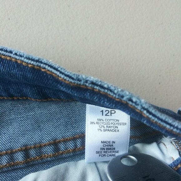 Logo by Lori Goldstein women's size 12P Taper Capri Jeans - Picture 15 of 16